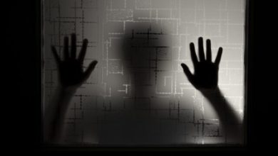 Δύο ανήλικα αδέρφια βίωναν συστηματική κακοποίηση στη Λάρισα, αντιμετωπίζοντας σοβαρά προβλήματα που τα οδήγησαν στο νοσοκομείο.