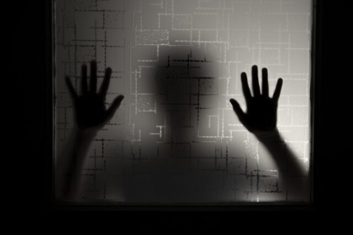 Δύο ανήλικα αδέρφια βίωναν συστηματική κακοποίηση στη Λάρισα, αντιμετωπίζοντας σοβαρά προβλήματα που τα οδήγησαν στο νοσοκομείο.