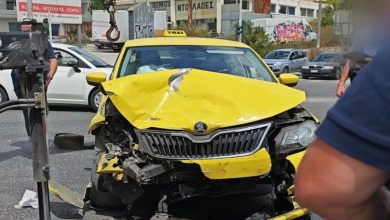 Τροχαίο ατύχημα σημειώθηκε την Τρίτη στη λεωφόρο Μαραθώνος, στα όρια της Παλλήνης με το Πικέρμι και είχε ως συνέπεια να τραυματιστούν δυο άτομα -το ένα ελαφρά.