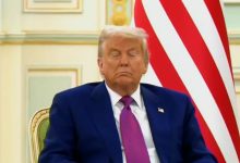 Ο Τραμπ «ξεκούρασε τα μάτια του» σε πολυθρόνα κατά την επίσκεψή του στη Σαουδική Αραβία