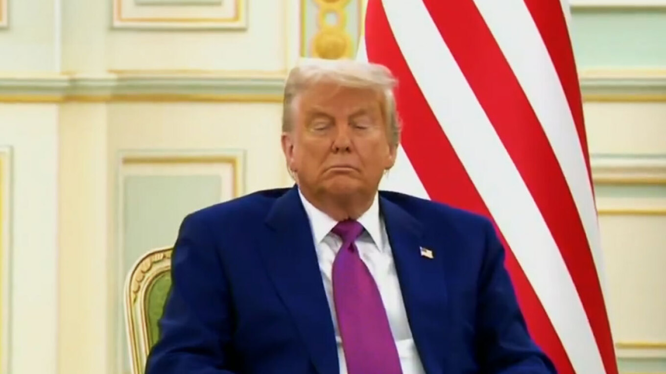 Ο Τραμπ «ξεκούρασε τα μάτια του» σε πολυθρόνα κατά την επίσκεψή του στη Σαουδική Αραβία