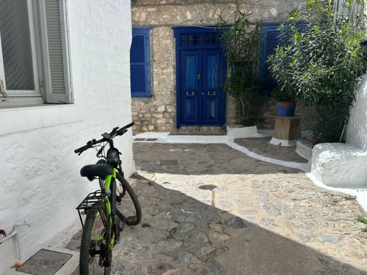 Από το γαϊδουράκι στο... SUV: Η Ύδρα χάνει την ταυτότητά της - Ο τελευταίος πεζός παράδεισος της Ελλάδας "βιάζεται" από τροχοφόρα