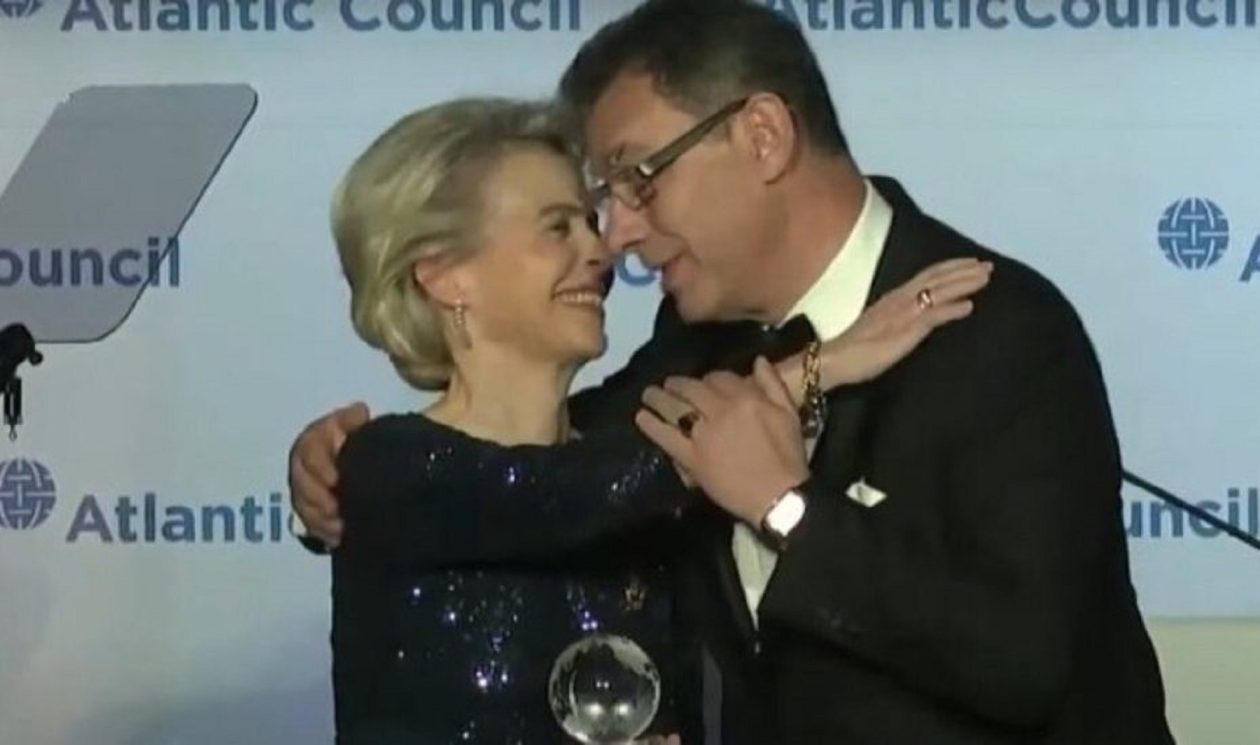 Μπροστά σε μία τεράστια πρόκληση θα βρεθεί αυτήν την εβδομάδα η κληρονομιά της Ούρσουλα φον ντερ Λάιεν ως προέδρου της Ευρωπαϊκής Επιτροπής, όταν το δικαστήριο της ΕΕ αποφανθεί σχετικά με τα μυστικά SMS που αντάλλαξε με το αφεντικό μιας φαρμακευτικής εταιρείας που υπέγραψε με τις Βρυξέλλες μια συμφωνία πολλών δισεκατομμυρίων ευρώ για τα εμβόλια.