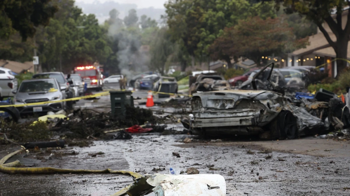 Τραγωδία στην Καλιφόρνια: Πτώση μικρού αεροσκάφους σε συνοικία του Σαν Ντιέγκο με πολλούς νεκρούς – Καταστροφές σε σπίτια και οχήματα