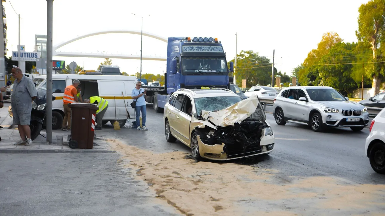 Τραγωδία στην Ποσειδώνος: Σοκάρει το βίντεο από το θανατηφόρο τροχαίο – Μυστήριο γύρω από την απώλεια ελέγχου του ταξί καθώς φαίνεται να κινούνταν εντός επιτρεπτού ορίου ταχύτητας