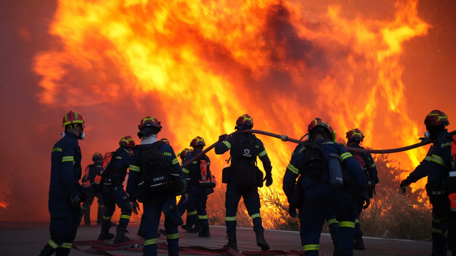 Για τρίτη συνεχόμενη ημέρα οι φλόγες έχουν καταπιεί την Χίο. Παρά τον μεγάλο αριθμό πυροσβεστών, τα πύρινα μέτωπα δεν έχουν τεθεί υπό έλεγχο