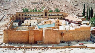 «Μοναστήρια με... ξυλόλιο»: Επονίδιστος εμπαιγμός Μαρινάκη στη σκιά του εγκλήματος των Τεμπών και της κυβερνητικής αποτυχίας για την τύχη της Μονής Σινά