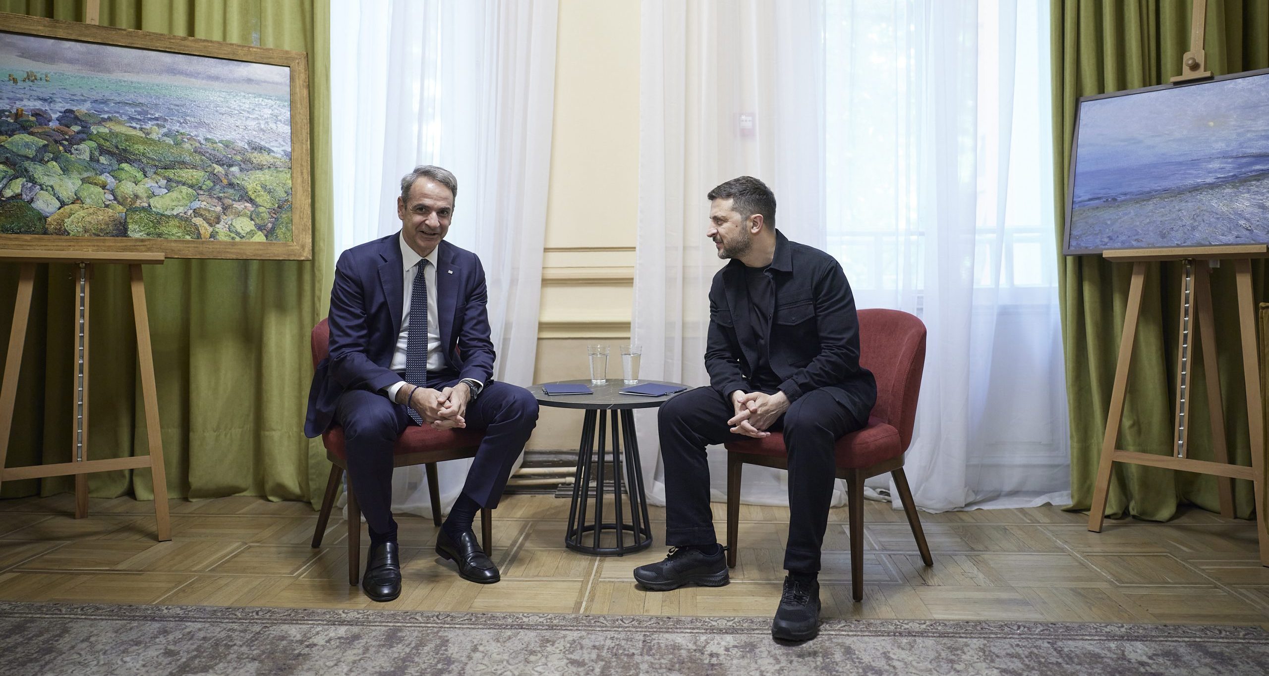 Συνεχίζει τις παραστάσεις ο Ουκρανός «κλόουν»: Ο Ζελένσκι έβαλε τον Κ.Μητσοτάκη να καθίσει σε χαμηλότερη καρέκλα για να φαίνεται ψηλότερος!