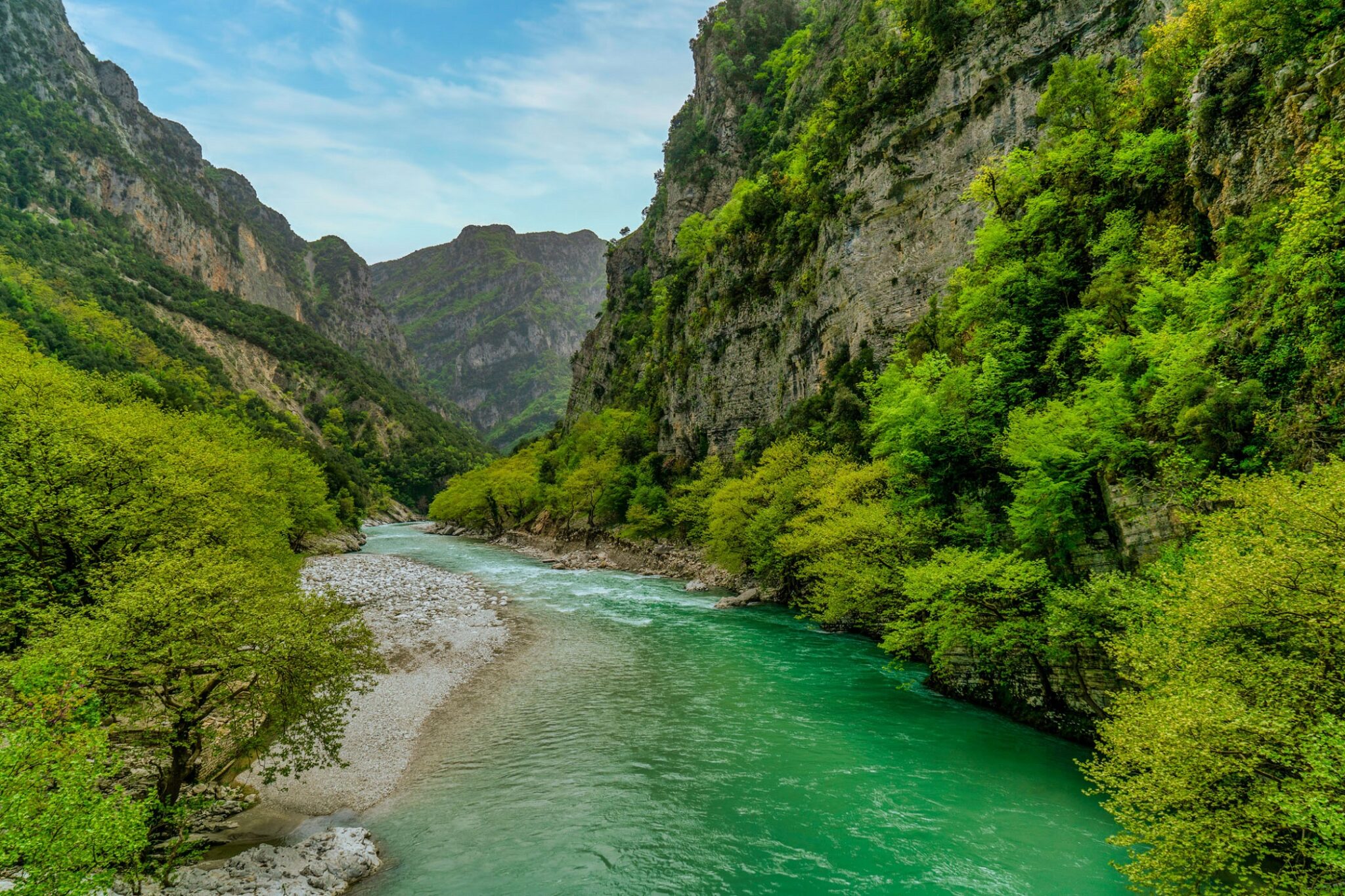Παραλίγο τραγωδία στην Άρτα: Δύο ανήλικοι ανασύρθηκαν χωρίς τις αισθήσεις τους από τον Άραχθο