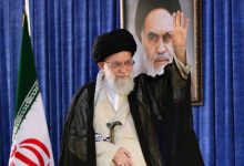 Μια εικόνα- προμήνυμα αιματηρών εξελίξεων. Σειρές από φέρετρα καλυμμένα με την αμερικανική σημαία και, από πάνω τους