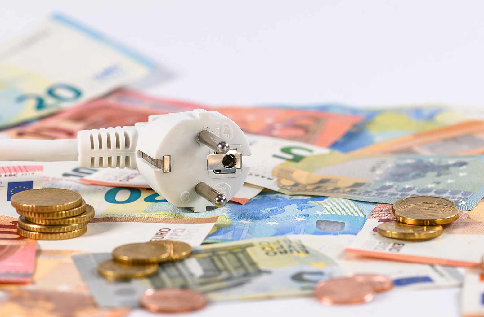 Οι επερχόμενες αυξήσεις στα τιμολόγια ηλεκτρικού ρεύματος απειλούν να γονατίσουν νοικοκυριά, επαγγελματίες και τοπική αυτοδιοίκηση