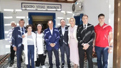 Άδωνις Γεωργιάδης: Ο Υπουργός που έκανε χιούμορ με ξένες τσέπες: «Μόνο η πισίνα σας λείπει!» – Θλιβερός σαρκασμός πάνω στην υποστελέχωση του ΕΣΥ της Μυκόνου