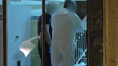 Έγκλημα στον Άγιο Παντελεήμονα: Για 75 ευρώ σκότωσε ο Αιγύπτιος τον ομοεθνή του Δράστης και θύμα ήταν φίλοι 5.06.2025 • 13:17 0σχόλια facebook sharing button Sharetwitter sharing button Tweetwhatsapp sharing button Sharemessenger sharing button Shareemail sharing button Email Must Read ΚΟΣΜΟΣ3.06.2025 • 12:36 Ο Γκέιτς ανακοίνωσε το τέλος της «Αυτοκρατορίας» του – Δωρίζει 200 δισ. στην Αφρική και κλείνει το ίδρυμα του ΕΛΛΑΔΑ4.06.2025 • 11:27 Προσωρινά κρατούμενος ο «Παλαιοχριστιανός» Μανώλης Καλαϊτζιδάκης – Τι έδειξε το τεστ DNA ΕΛΛΑΔΑ4.06.2025 • 10:12 Τον κώδωνα του κινδύνου κρούει ο Γεράσιμος Παπαδόπουλος: «Η σεισμική διέγερση μπορεί να δώσει μέχρι και 6,6 Ρίχτερ» ΔΗΜΟΣΚΟΠΗΣΕΙΣ2.06.2025 • 20:59 Δημοσκόπηση: Ποιος ευθύνεται για τον «πόλεμο» Αγγελόπουλων – Γιαννακόπουλου; ΕΛΛΑΔΑ2.06.2025 • 11:22 Δράμα στο Ρέθυμνο: «Είχαν ορκιστεί να γίνει αυτό, για να μην ταλαιπωρήσουν το παιδί τους», λέει φίλη του ζευγαριού ΕΛΛΑΔΑ3.06.2025 • 17:30 Ο Προσωπικός Αριθμός και η νέα περιπέτεια που αρχίζει ΕΛΛΑΔΑ4.06.2025 • 7:34 Συγκλονίζουν οι μαρτυρίες για το θανατηφόρο τροχαίο στην Ποσειδώνος: «Σκοτώθηκαν για μια ανοησία» ΟΙΚΟΝΟΜΙΑ1.06.2025 • 20:38 Η ΑΑΔΕ προειδοποιεί τους πολίτες για νέα ηλεκτρονική απάτη με «δόλωμα» την επιστροφή φόρου Δεν είναι η πρώτη φορά που η οικονομική ανέχεια πυροδοτεί τραγωδίες, αλλά κάθε φορά η ωμότητα σοκάρει ξανά. Η δολοφονία του 25χρονου Αιγύπτιου από ομοεθνή του στον Άγιο Παντελεήμονα, για μόλις 75 ευρώ, καταδεικνύει με ωμό τρόπο την κοινωνική και υπαρξιακή γύμνια πίσω από το έγκλημα. Το φονικό σημειώθηκε λίγο μετά τα μεσάνυχτα της Τετάρτης στην οδό Αριστομένους 37 και το θύμα βρέθηκε αιμόφυρτο στο διαμέρισμά του, χτυπημένο στην περιοχή του κορμού από αιχμηρό αντικείμενο -πιθανότατα μαχαίρι. Οι πρώτες ενδείξεις δείχνουν ότι είχε προηγηθεί έντονος καβγάς, ο οποίος ακούστηκε και από περίοικους που ειδοποίησαν τις αρχές. Ο δράστης, ένας Αιγύπτιος που διέμενε στην Αθήνα και διατηρούσε φιλική σχέση με το θύμα, φέρεται να επισκέφθηκε το σπίτι του για να ζητήσει πίσω 75 ευρώ που, σύμφωνα με πληροφορίες, του όφειλε ο 25χρονος. Η κουβέντα ξέφυγε και οι φωνές μετατράπηκαν σε σύγκρουση, που οδήγησε σε δολοφονία. Πηγές της ΕΛ.ΑΣ. σημειώνουν ότι υπάρχουν ενδείξεις πως τουλάχιστον ένα ακόμη άτομο βρισκόταν στο διαμέρισμα κατά τη διάρκεια του επεισοδίου, ενώ εξετάζονται οι μαρτυρίες που θα μπορούσαν να οδηγήσουν στη διαλεύκανση των συνθηκών υπό τις οποίες έγινε το έγκλημα. Πλέον, οι Αρχές συνεχίζουν τις έρευνες για να διαπιστώσουν αν υπήρξε συμμετοχή και τρίτου προσώπου, όπως αναφέρουν μαρτυρίες, ενώ αναμένονται τα αποτελέσματα των ιατροδικαστικών εξετάσεων και της πραγματογνωμοσύνης στη σκηνή του εγκλήματος.