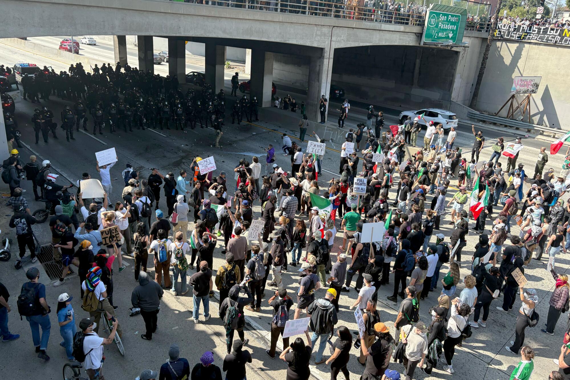 Λος Άντζελες: Η κατάσταση μυρίζει «μπαρούτι»-Συνεχίζονται οι αναταραχές – Διαδηλωτές λεηλατούν κατάστημα της Apple