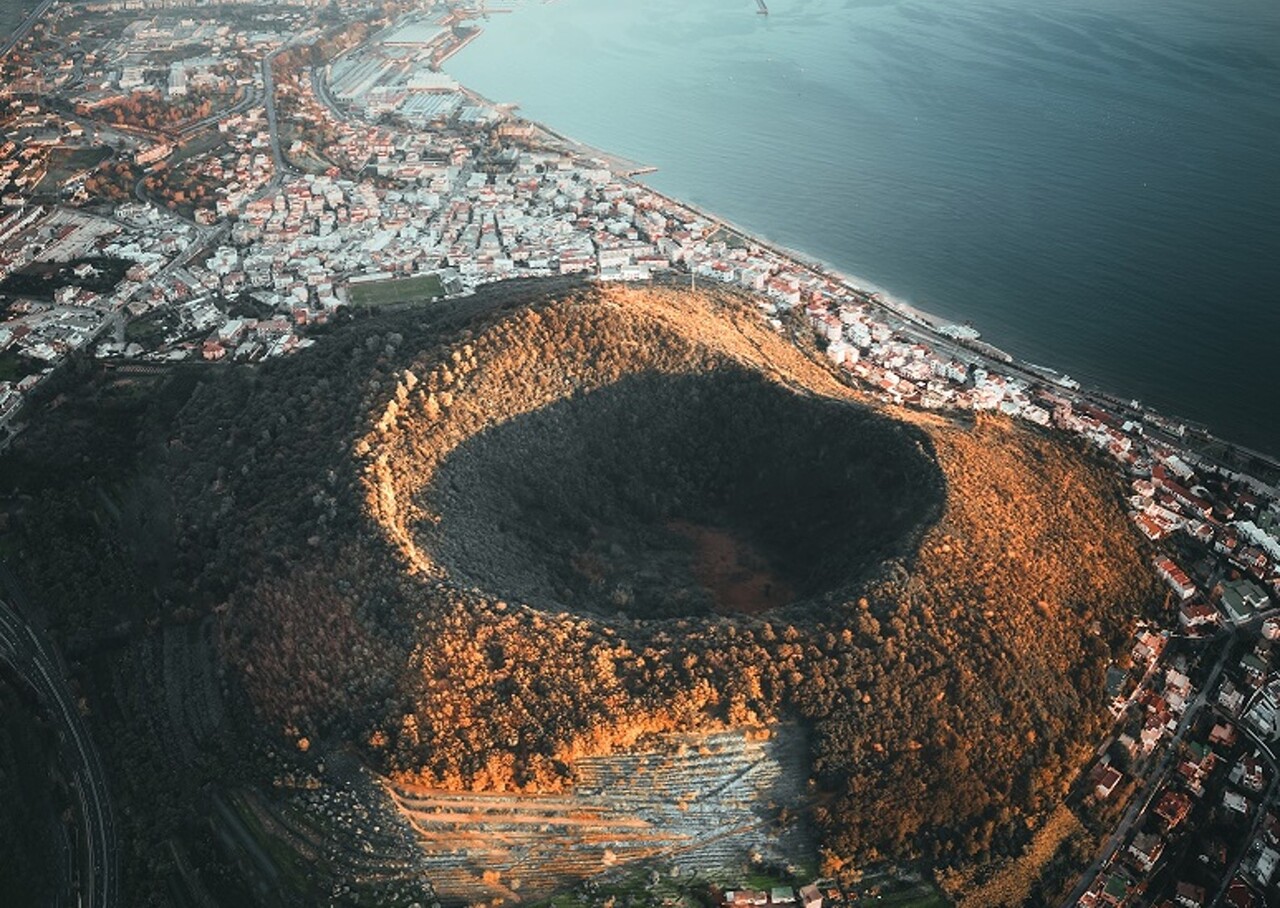 Αυξανόμενη ανησυχία στην Ιταλία: Το υπερηφαίστειο Campi Flegrei έτοιμο να «σκάσει» –«Θα βυθίσει τον πλανήτη στο χάος»