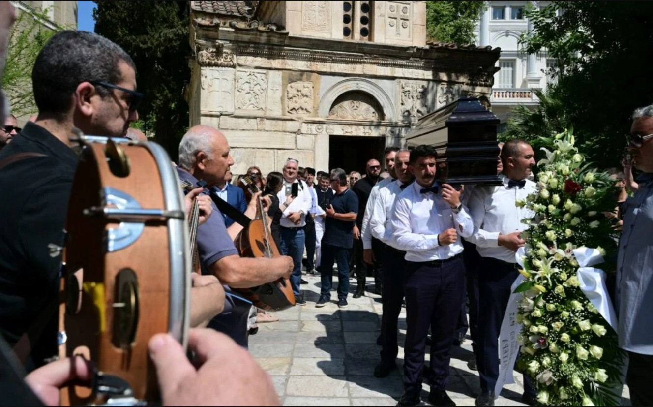 Με τη βαθιά, σπαρακτική φωνή του ηπειρώτικου μοιρολογιού και τον ήχο του αγαπημένου του κλαρίνου, η Αθήνα αποχαιρέτησε τον «άρχοντα»