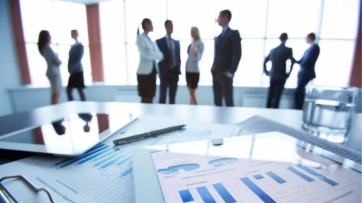 Τη βελτίωση του διαθέσιμου εισοδήματος των εργαζομένων δια της αύξησης των… ωρών εργασίας προωθεί η κυβέρνηση.