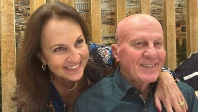 Οικογενειακή κόντρα για το όνομα του Μίμη Δομάζου: «Δεν θα κάνουμε τον πατέρα μας… brand για καπέλα και τασάκια» λέει η κόρη του, Ευαγγελία