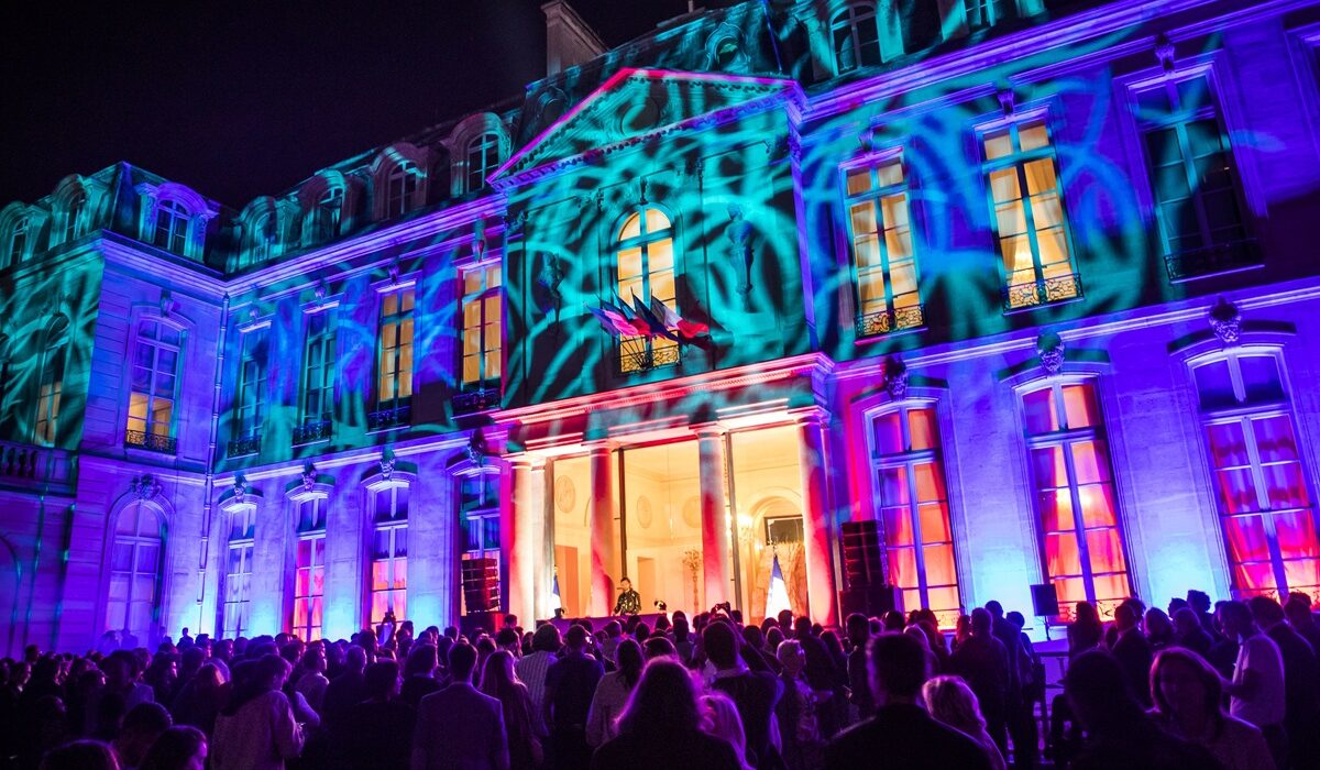 Εκατομμύρια άνθρωποι βγήκαν στους δρόμους σε όλη τη Γαλλία το βράδυ του Σαββάτου για τη Fête de la Musique («Γιορτή της Μουσικής»).