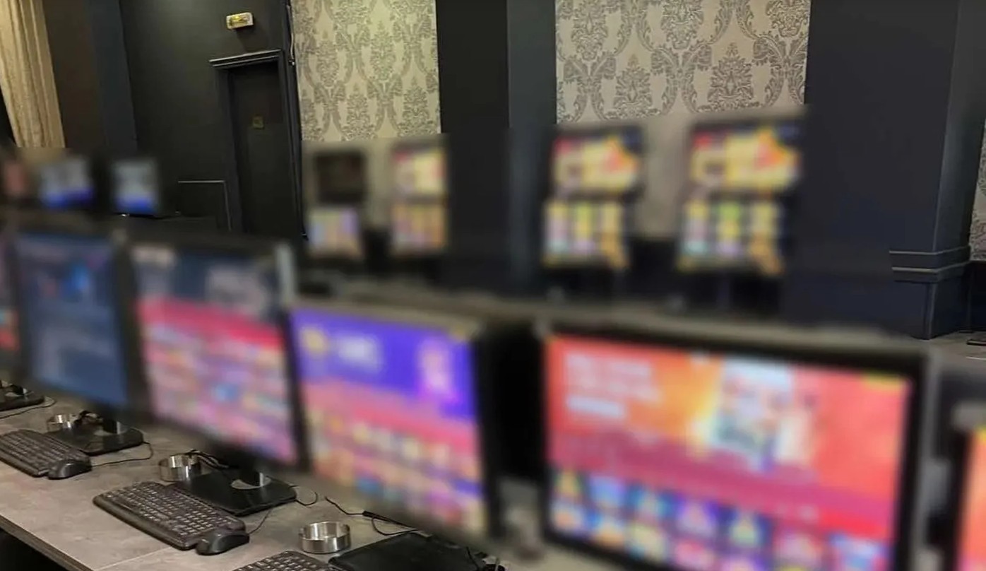 Έφοδος της ΕΛ.ΑΣ. στον Πειραιά: Εξάρθρωση παράνομου μίνι καζίνο – Δύο συλλήψεις και κατασχέσεις υλικού