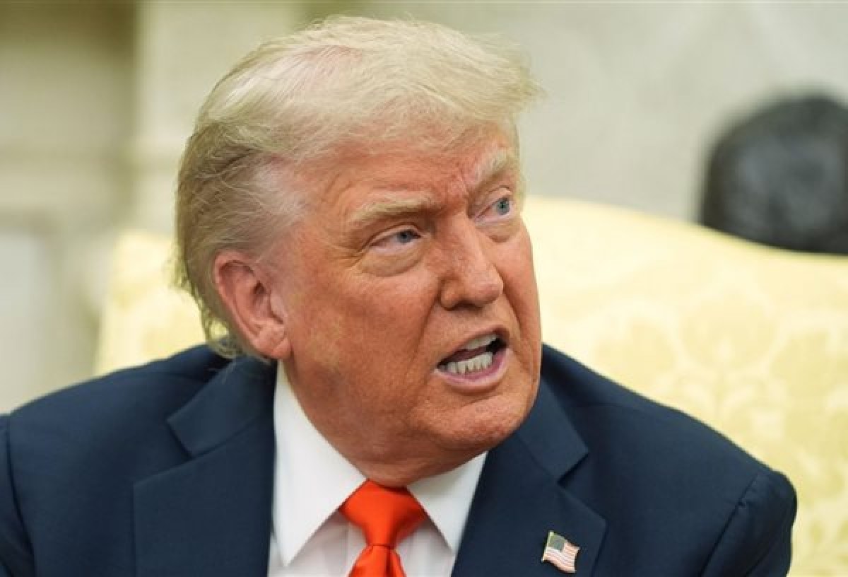 Έξαλλος εμφανίστηκε ο Ντόναλντ Τραμπ μετά την παραβίαση της εκεχειρίας Ισραήλ-Ιράν, λεπτά ύστερα από την ανακοίνωσή της.