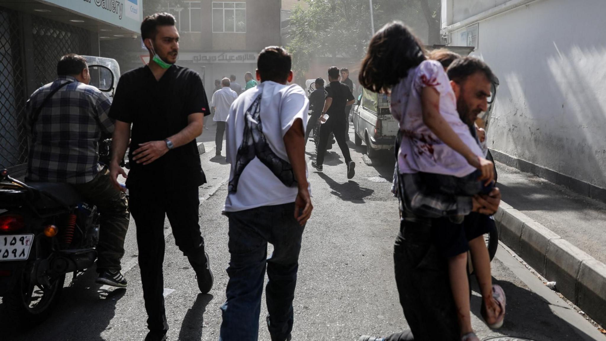 Τεχεράνη: Σκηνές χάους στην πρωτεύουσα του Ιράν-Άμαχοι τρέχουν να σωθούν-«Ο θάνατος πλανάται στον αέρα»