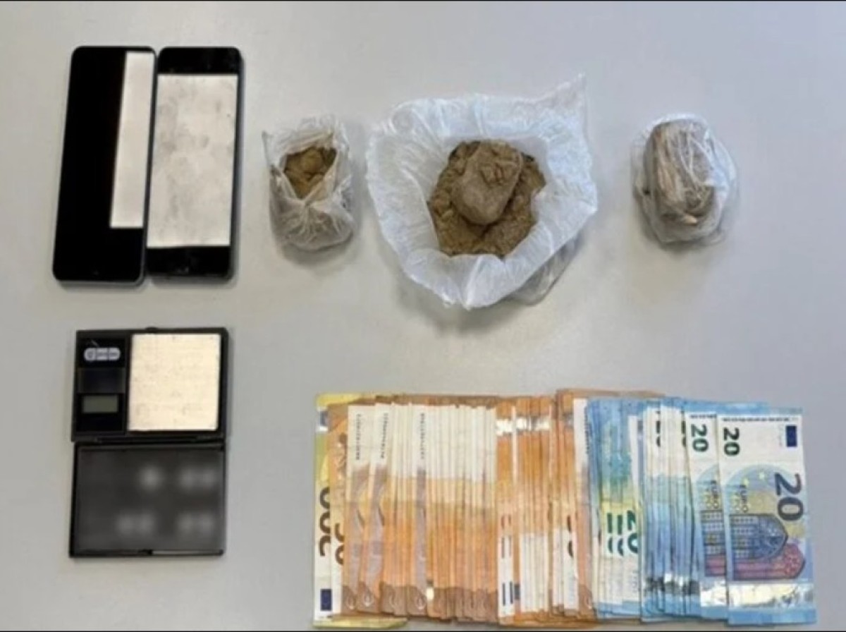 Λάρισα: Συνελήφθη αλλοδαπός έμπορος που έκρυβε ηρωίνη σε χωράφι κοντά στο σπίτι του