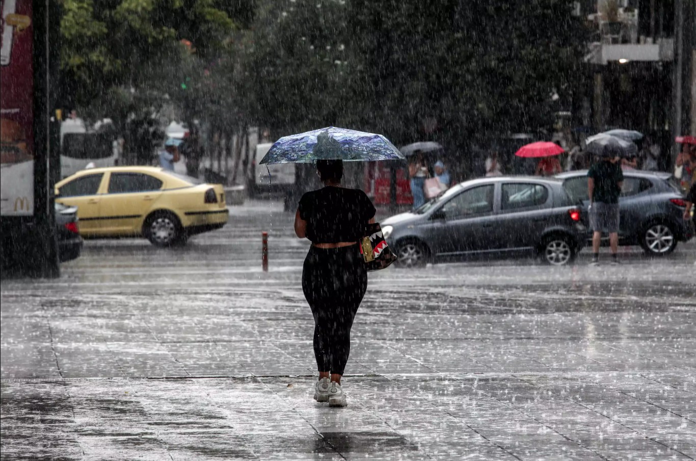 Μεσημέρι Σαββάτου και η Αθήνα ήρθε αντιμέτωπη με σφοδρή καταιγίδα, καθώς βρίσκεται σε εξέλιξη ένα κύμα κακοκαιρίας μικρής διάρκειας
