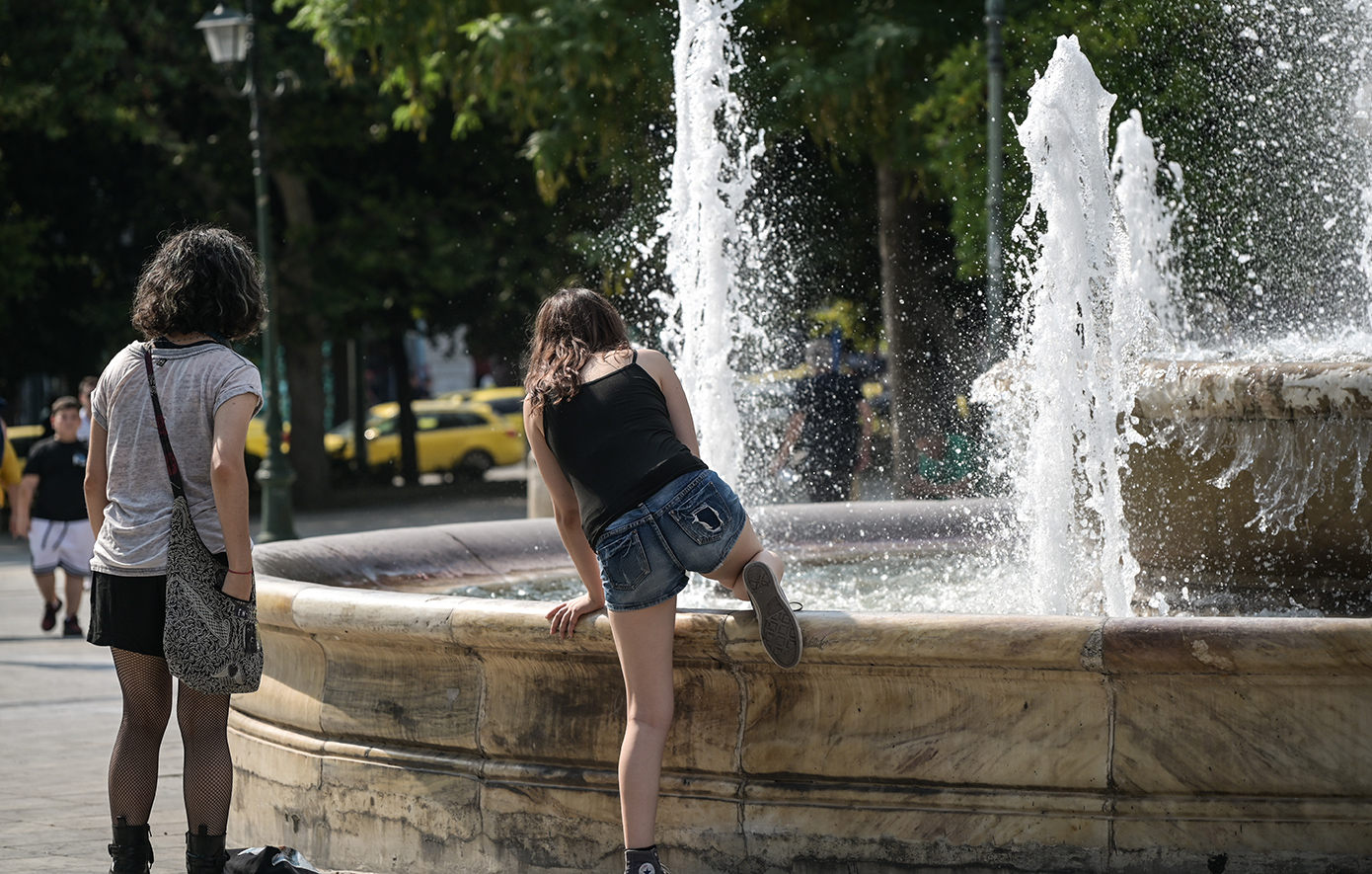 Αντηλιακά, νερά και καπέλα θα χρειαζόμαστε επειγόντως από αύριο Τετάρτη (25.06.2025) καθώς η χώρα θα «χτυπηθεί» από καύσωνα
