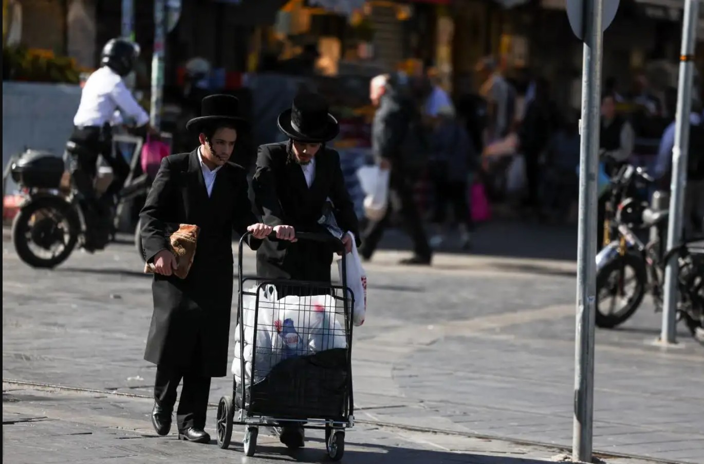 Ισραήλ: Ψυχραιμία επικρατεί στις τάξεις των πολιτών εν αναμονή αντιποίνων από το Ιράν – Προετοιμασία με εφόδια για άλλη μια νύχτα στα καταφύγια