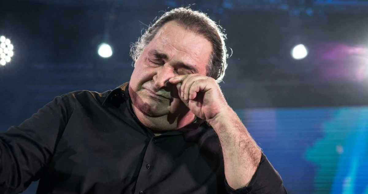 «Να μείνεις δίπλα στην οικογένειά μου»: Η συγκλονιστική τελευταία επιθυμία του Βασίλη Καρρά – Όσα αποκάλυψε ο μάνατζέρ του για τον άνθρωπο πίσω από τον θρύλο