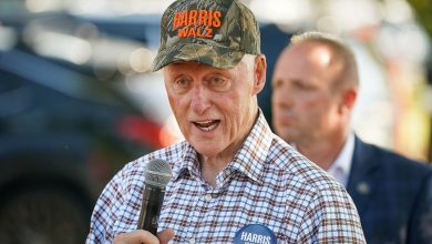 Μπιλ Κλίντον: Σκιά του εαυτού του στα 78 – Περπατά με δυσκολία, κοιτάζει στο κενό και θυμίζει... Μπάιντεν (Βίντεο)