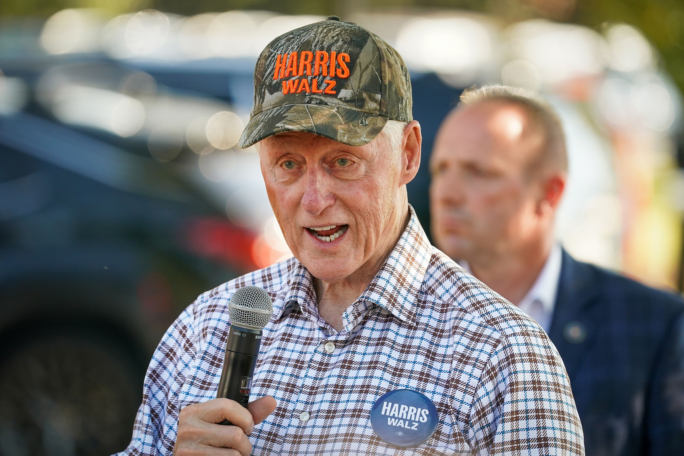 Μπιλ Κλίντον: Σκιά του εαυτού του στα 78 – Περπατά με δυσκολία, κοιτάζει στο κενό και θυμίζει... Μπάιντεν (Βίντεο)