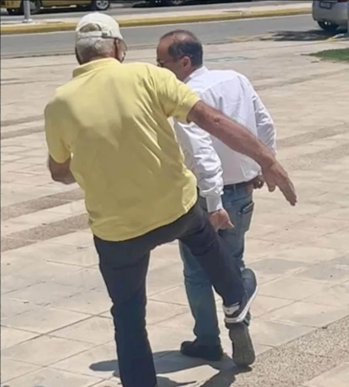 Σκηνές ντροπής έξω από το Δημαρχείο Ραφήνας – Πρώην δήμαρχος επιτέθηκε με κλωτσιές στον Ευάγγελο Μπουρνούς!