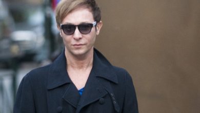 «Άστραψε και βρόντηξε» ο Βασίλειος Κωστέτσος για το Pride: «Καρνάβαλοι – Μπερδέψαμε τα μπούτια μας»