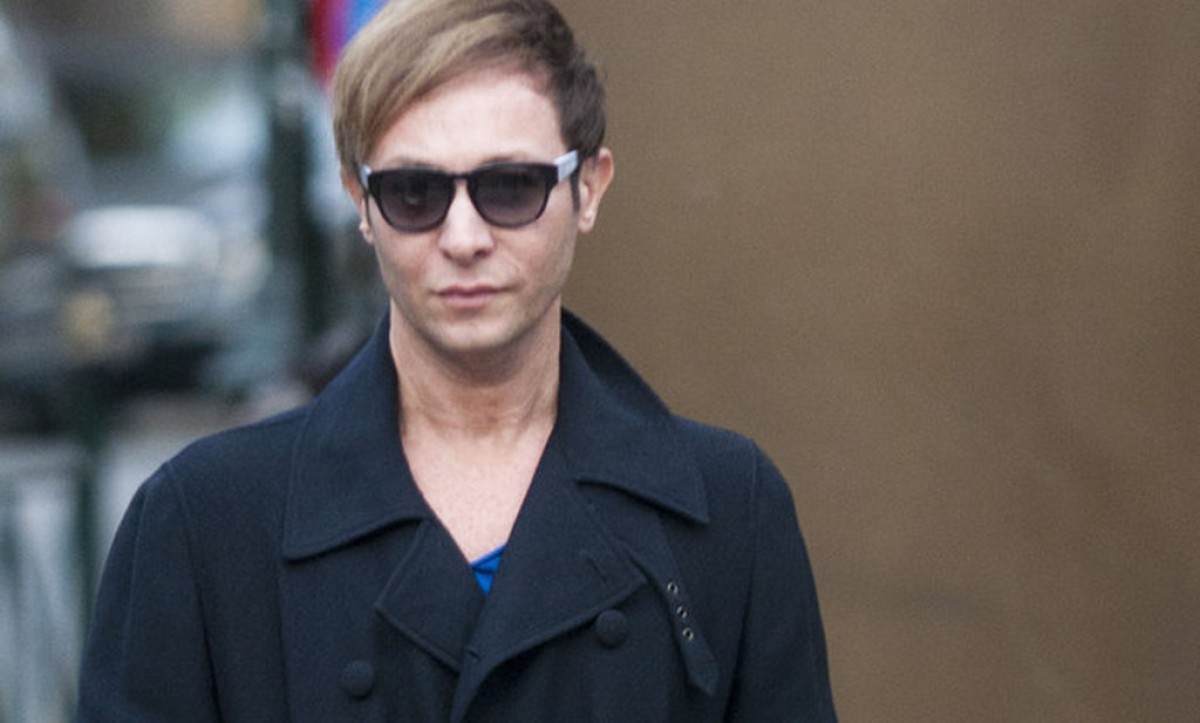 «Άστραψε και βρόντηξε» ο Βασίλειος Κωστέτσος για το Pride: «Καρνάβαλοι – Μπερδέψαμε τα μπούτια μας»