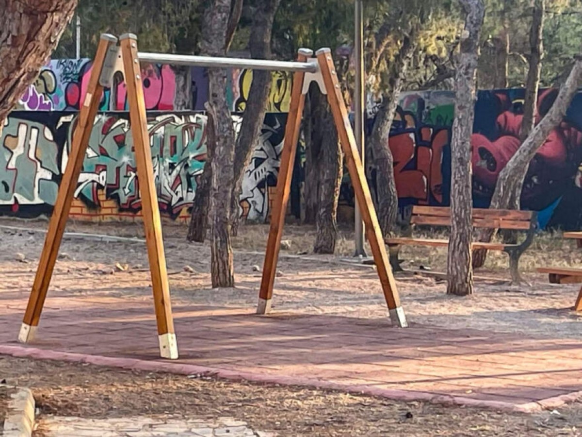 Ασύλληπτος βανδαλισμός στη Νίκαια: Διέλυσαν ολοκαίνουργια παιδική χαρά – Ξήλωσαν μέχρι και τις αλυσίδες από τις κούνιες!