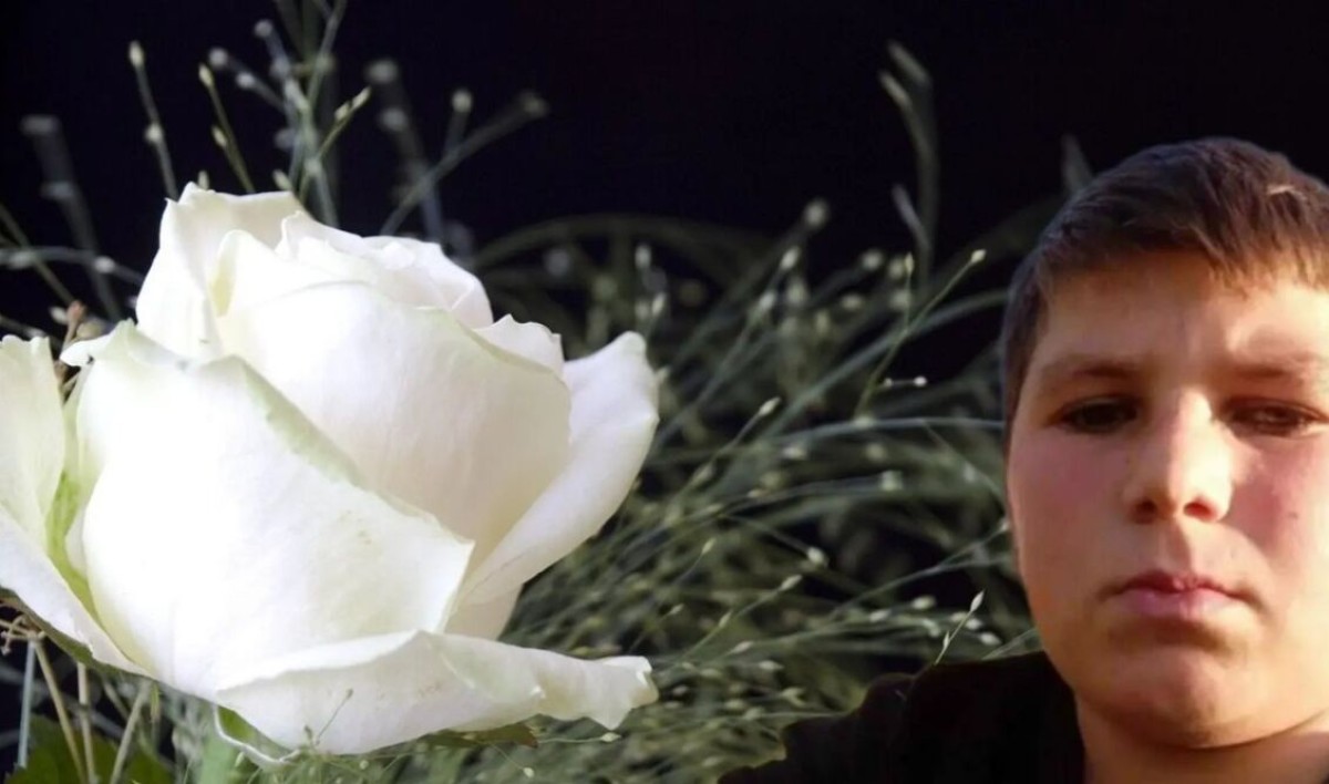 Η Κρήτη σείεται από θλίψη. Η κοινωνία της Μεσαράς βουβάθηκε, λες και ο χρόνος πάγωσε. Ένα παλικάρι μόλις 16 ετών, ο Αντώνης Καμπουράκης