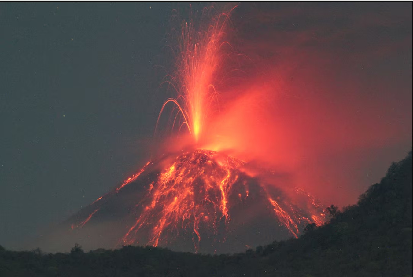 Την Τρίτη 17 Ιουνίου, λίγο πριν το σούρουπο, το ηφαίστειο Λάκι Λάκι στην ανατολική Ινδονησία εξερράγη με εκκωφαντικό πάταγο, στέλνοντας