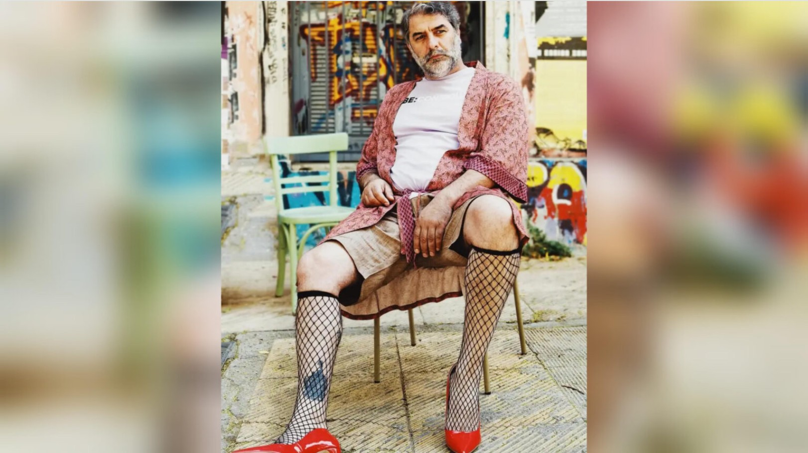 Σάλος με τον Βασίλη Μπισμπίκη: Ποζάρει με κόκκινες γόβες και ζαρτιέρες-Ένα...woke μήνυμα για τη διαφορετικότητα και τη ρευστότητα των φύλων που έχει αρχίσει να «ξεθωριάζει»