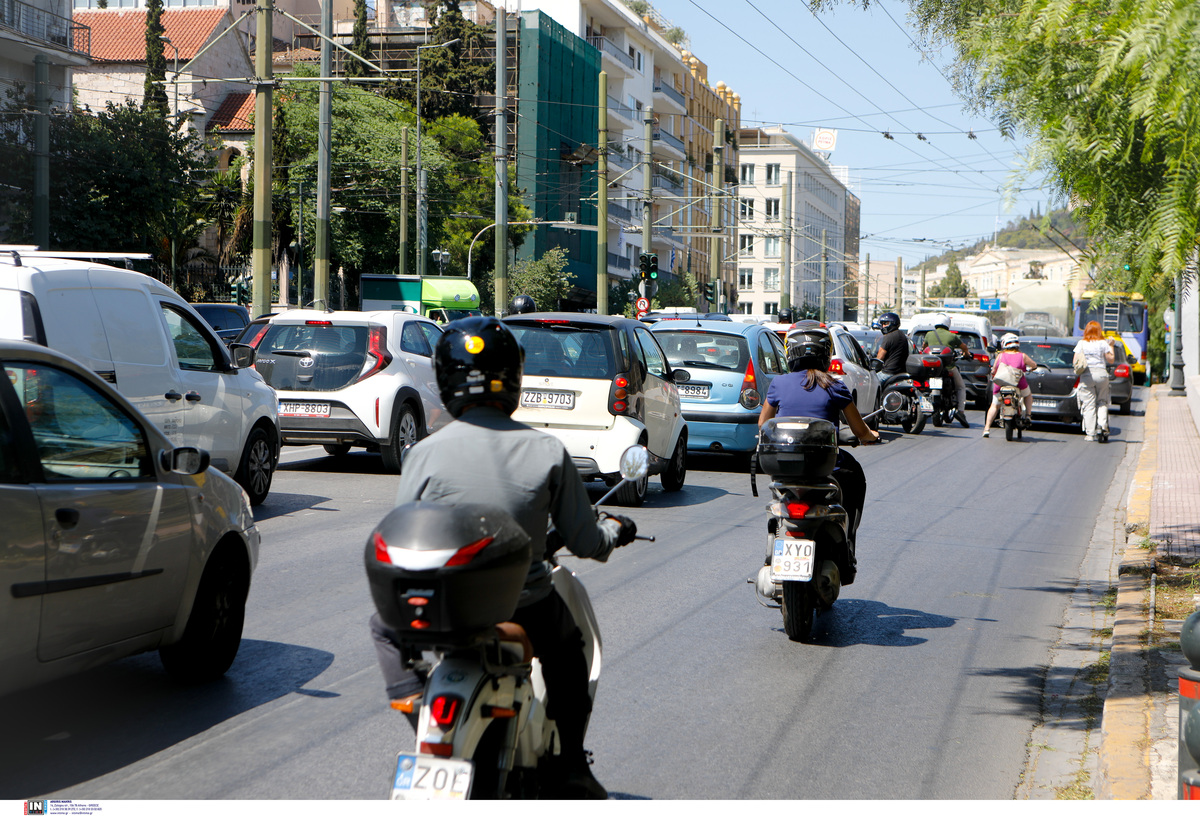 Σημαντικά προβλήματα στην κυκλοφορία καταγράφονται στο κέντρο της Αθήνας σήμερα εξαιτίας της τελετής εκκίνησης του ΕΚΟ Ράλλυ Ακρόπολις