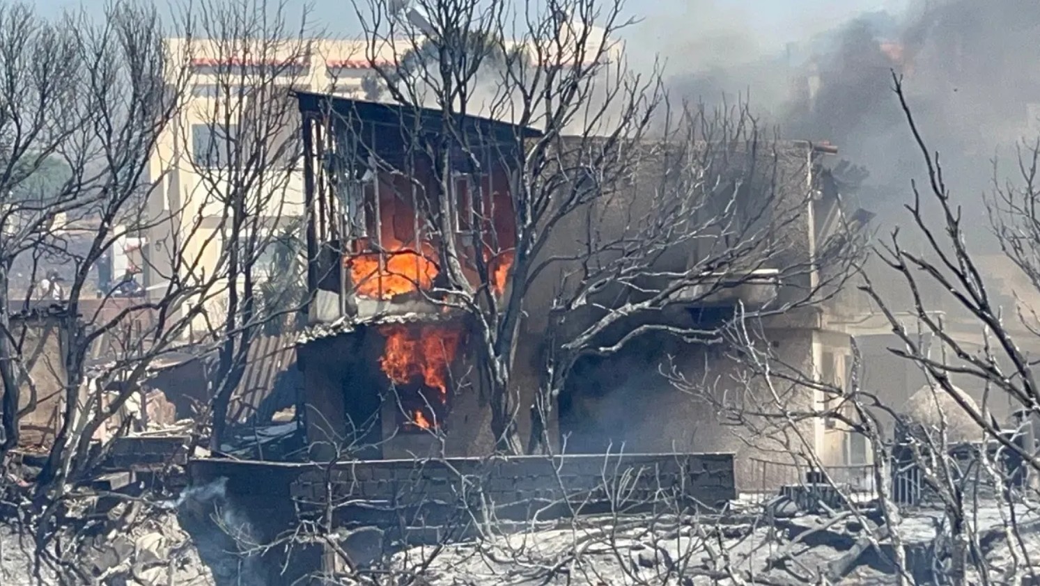 Με πρωτοφανή ένταση και αυτοθυσία έδωσε τη μάχη με τις φλόγες ο Δήμος Σαρωνικού, στην καταστροφική πυρκαγιά