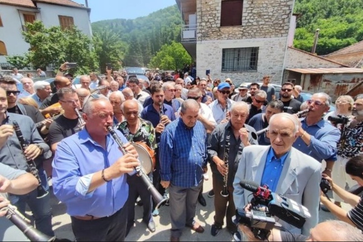 Πετρολούκας Χαλκιάς: Το τελευταίο αντίο Με μουσικές από την Ήπειρο, χειροκροτήματα και το συγκλονιστικό μοιρολόι της Μαριόλας, η πατρίδα του