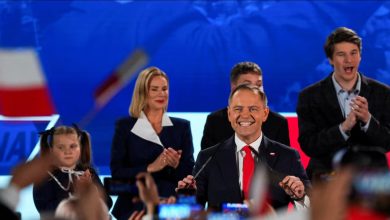 Καρόλ Ναβρότσκι: Ποιος είναι συντηρητικός, πρώην πυγμάχος που κατέκτησε την Πολωνία