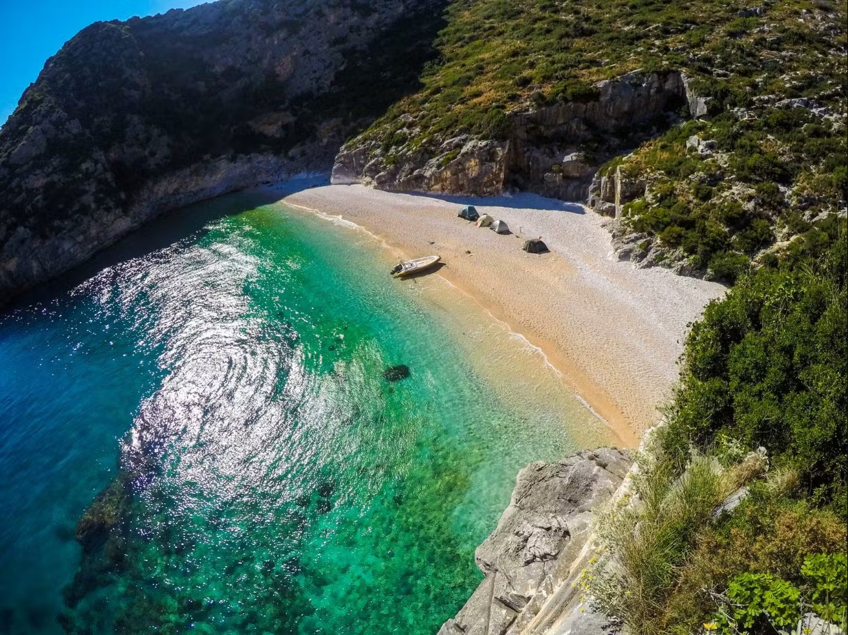 Στο σταυροδρόμι του Ιονίου και της Αδριατικής, απέναντι από τον κόλπο της Αυλώνας, το νησί Sazan – ένα κρυμμένο φυσικό στολίδι