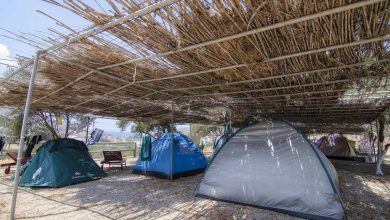 Ακρίβεια: Με τις τιμές στα τουριστικά καταλύματα να παραμένουν σε υψηλά επίπεδα, πολλοί επιλέγουν φέτος το κάμπινγκ ως πιο οικονομική πρόταση για τις διακοπές τους.