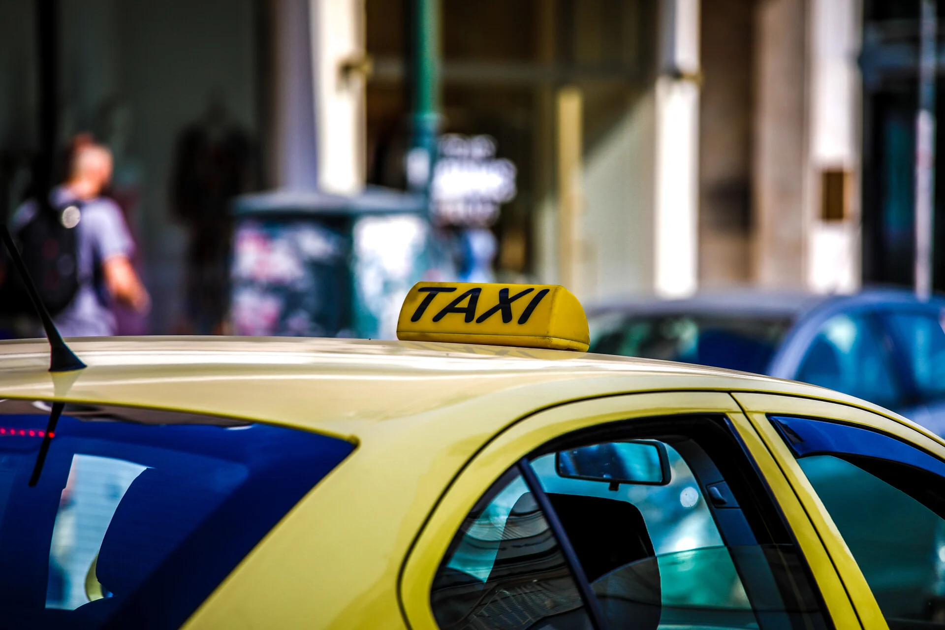 Ελλάς το μεγαλείο σου: Έπεσε καλώδιο τρόλλευ στη μέση του δρόμου πάνω σε ταξί – Κυκλοφοριακό κομφούζιο από το πουθενά στο κέντρο της Αθήνας