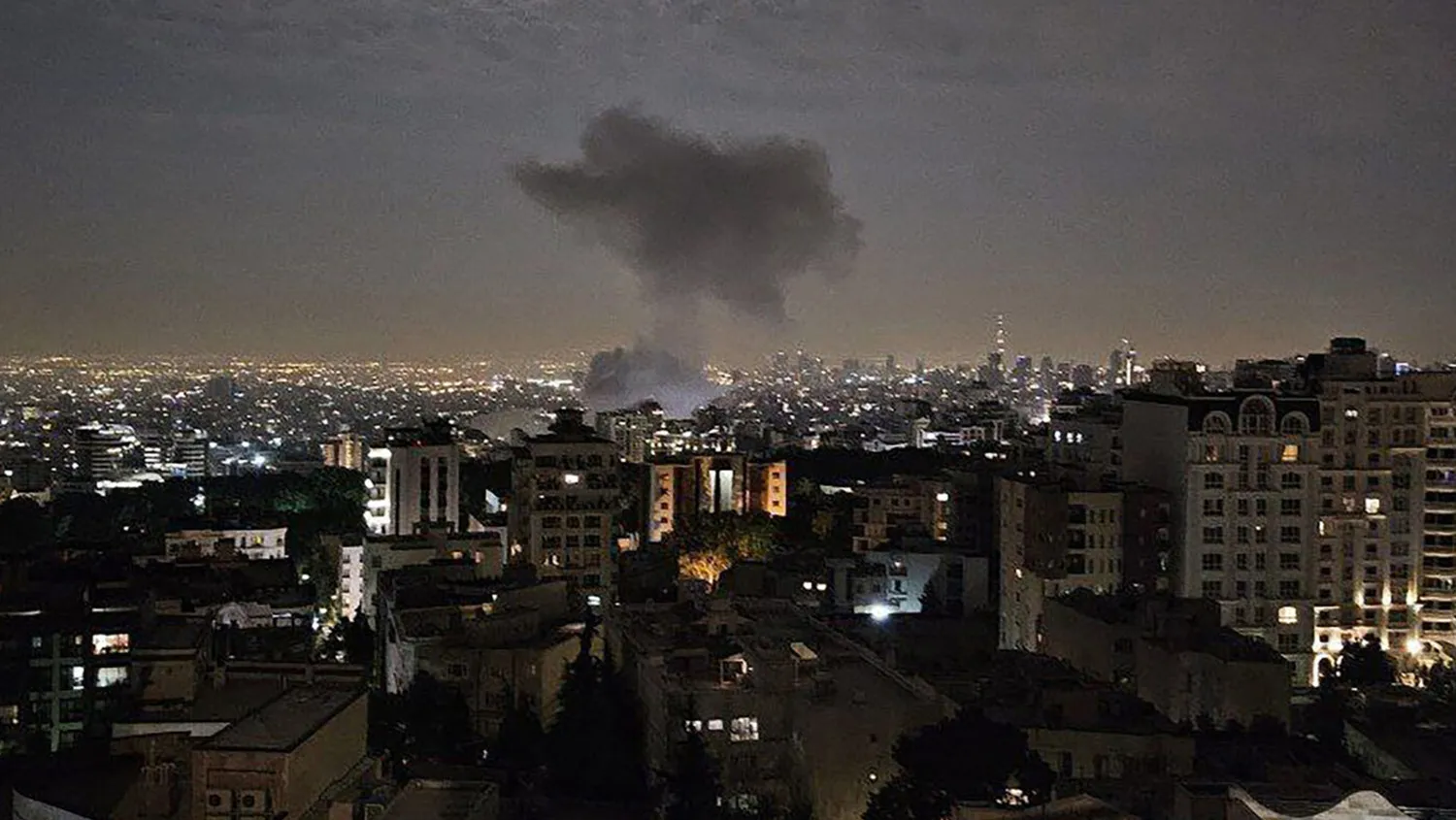 Μέχρι και αυτήν την στιγμή χιλιάδες κόσμος εγκαταλείπει την Τεχεράνη, έπειτα από τις προειδοποιήσεις του Αμερικανού προέδρου Ντόναλντ Τραμπ