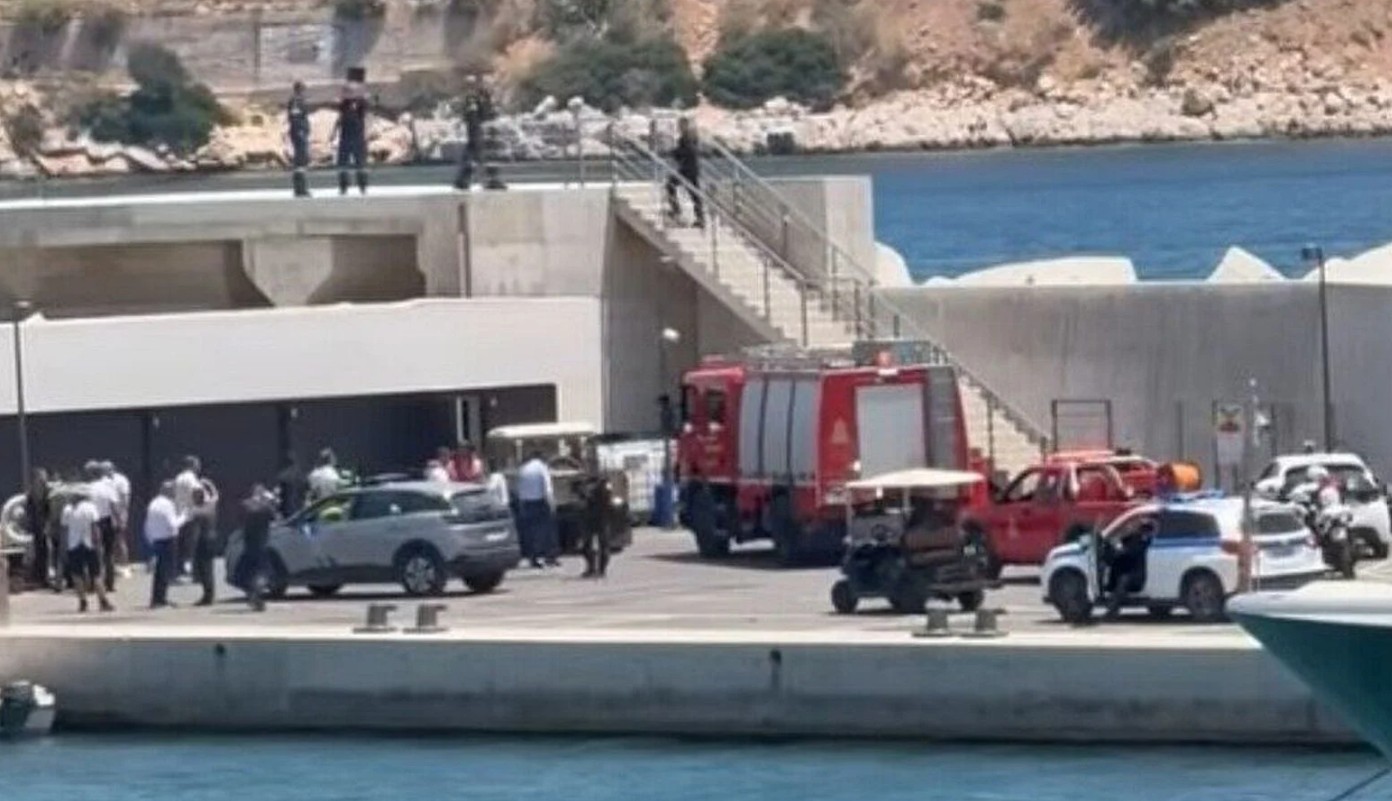«Πάγωσε το αίμα» των παρευρισκομένων στη Μαρίνα Βουλιαγμένης: Πτώση ελικοπτέρου στη θάλασσα 