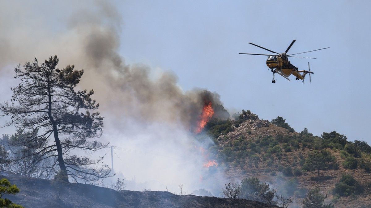 Μια μέρα τρόμου ξημέρωσε για τη Χίο. Το νησί δοκιμάζεται από έναν πύρινο εφιάλτη, με τρεις εστίες φωτιάς να ξεσπούν σχεδόν